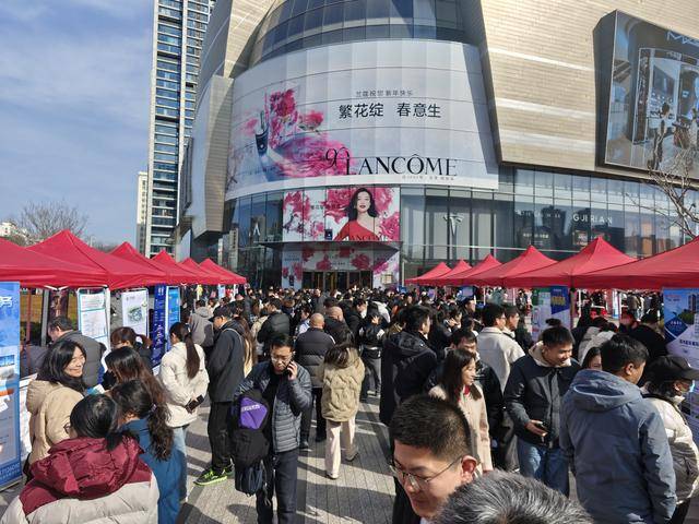 郑州高新区举办2025年春风行动专场招聘会
