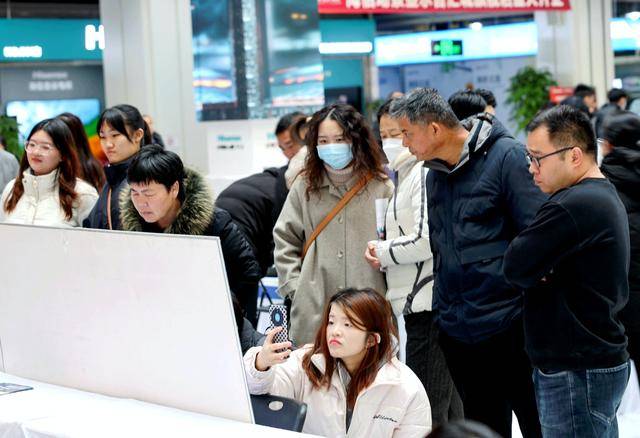 郑州16900+岗位“职”等你来 这场招聘会点燃青年就业热情