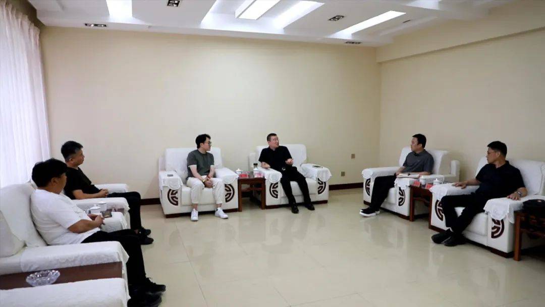 吴滨与苌江举行工作会谈